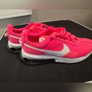 🩷🤍Nike Women's Vibrant Pink Athletic Shoes Size 8